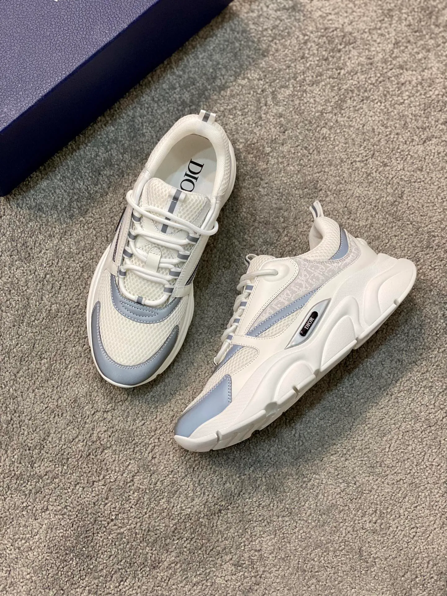Factory price: 500💰 Dior B22 men's jogging fashion sneakers. This item draws inspiration from retro jogging shoes. It adopts a thick low-top design, with an upper made of leather and mesh fabric, and a black and white engraved rubber sole. The side is decorated with an embossed "Di~r" logo. Code number: 38-45 (38, 45, 46 can be customized)